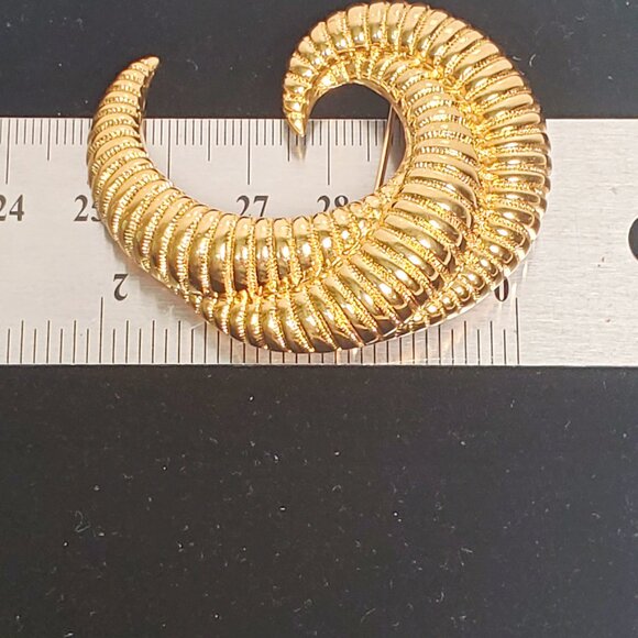 Vintage Monet Gold-Tone Swirl Curved Brooch with Travel Storage Pouch - Picture 7 of 8